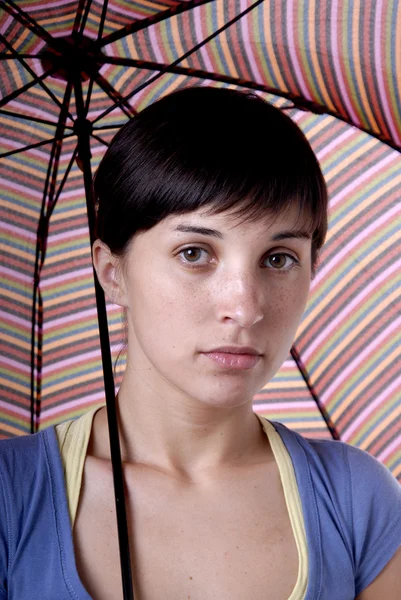Menina morena nova com guarda-chuva em cores — Fotografia de Stock