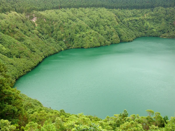 Lago dos Açores na montanha — Fotografia de Stock
