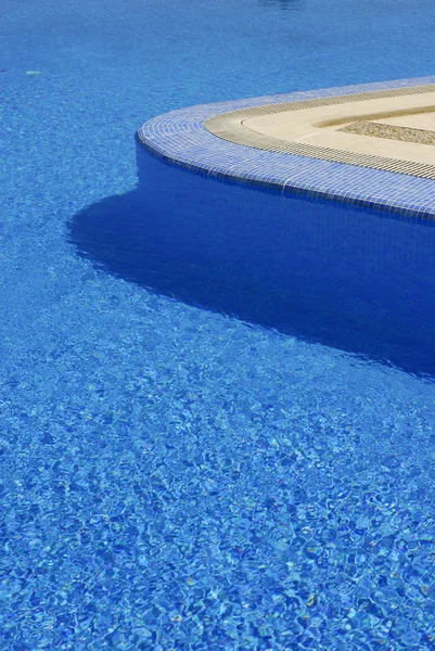 Schwimmbad blaues Wasser an einem Sommertag — Stockfoto