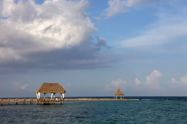 Bacino di legno al mare dei caraibi — Foto Stock