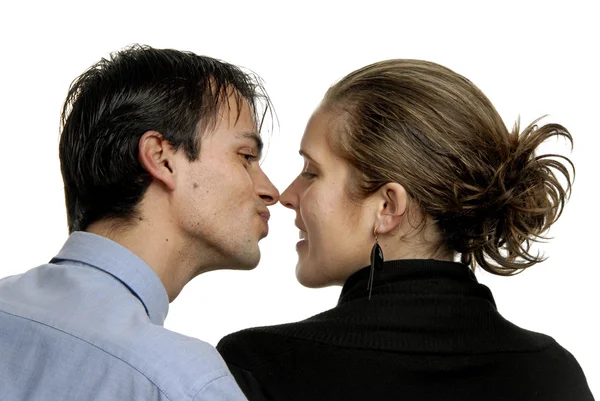 Jovem casal em um beijo — Fotografia de Stock