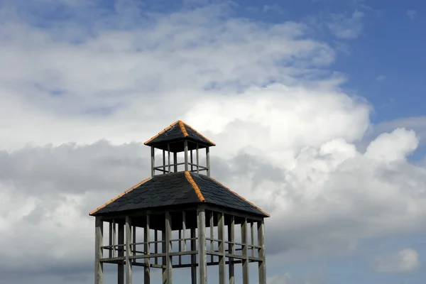 Ruinas de la vieja casa y el cielo como fondo —  Fotos de Stock