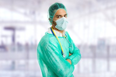 Hastanedeki genç erkek doktor.