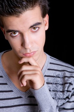 Genç ve rahat düşünen bir adam.