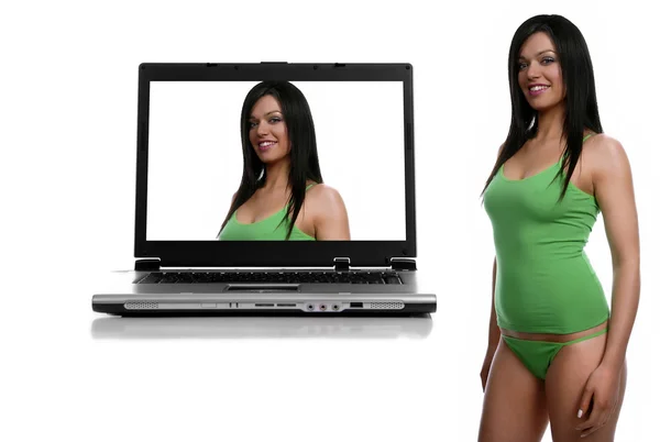 Mulher com um laptop isolado no fundo branco — Fotografia de Stock