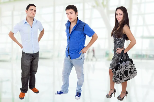 Tre unga casual tonåringar — Stockfoto