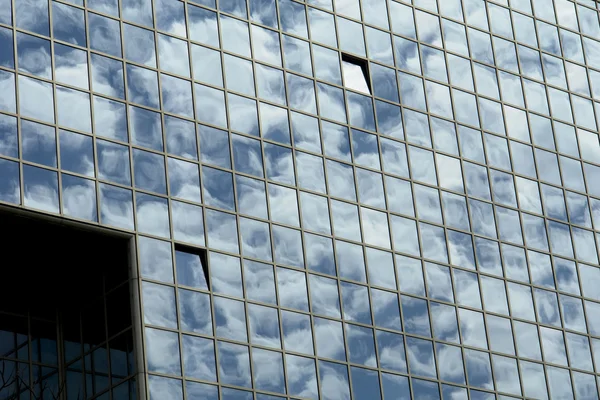 Edifício de escritórios moderno e as nuvens de reflexão — Fotografia de Stock