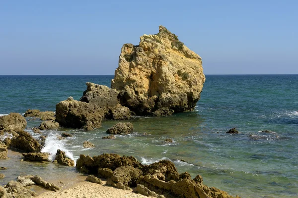 Pequeña playa en algarve en el sur de portugal — Foto de Stock