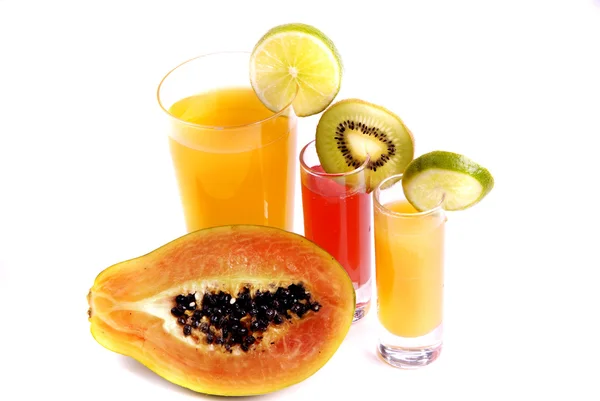 Ett glas apelsinjuice med skär apelsiner — Stockfoto