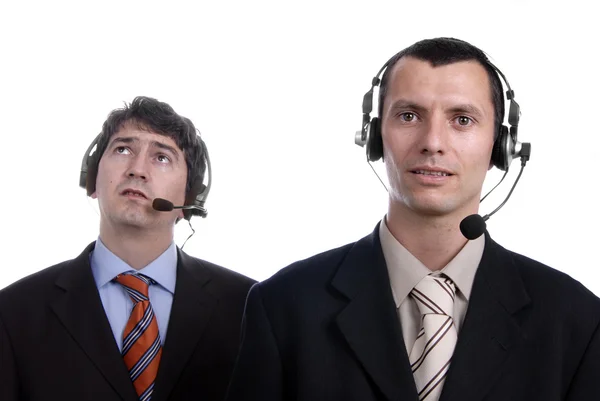 Två unga call center män talar i telefonen — Stockfoto