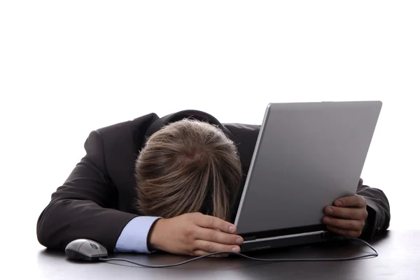 Jovem homem de negócios dormindo no laptop — Fotografia de Stock