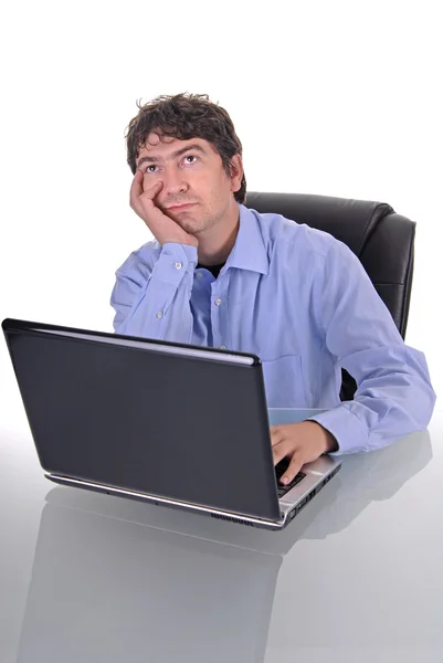Jovem se perguntando e trabalhando com é laptop — Fotografia de Stock