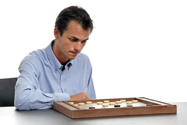 Ung man spela en backgammon — Stockfoto