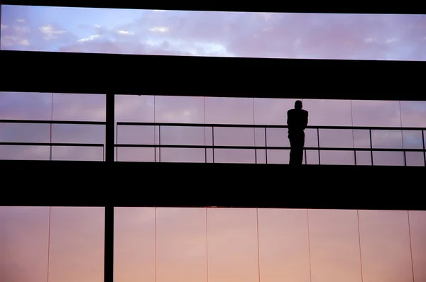 Travailleur à l'intérieur de la silhouette du bâtiment — Photo