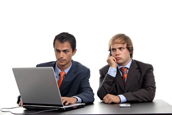 Deux jeunes hommes d'affaires travaillant avec un ordinateur portable — Photo