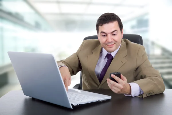 El hombre de negocios con el que trabaja es portátil — Foto de Stock