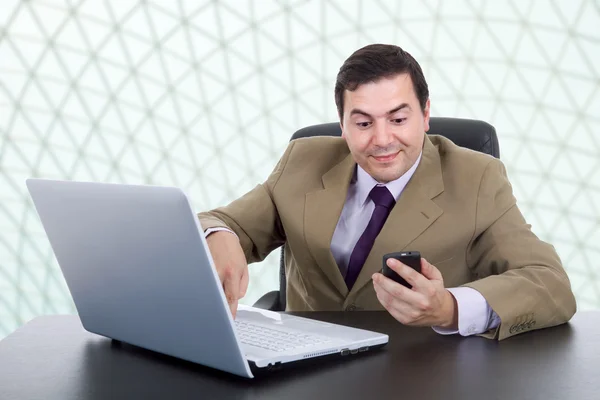 Giovane uomo d'affari che lavora con è laptop — Foto Stock