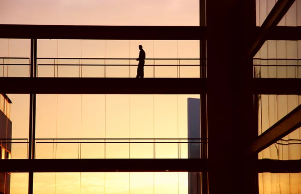 Trabalhador sozinho no edifício moderno — Fotografia de Stock