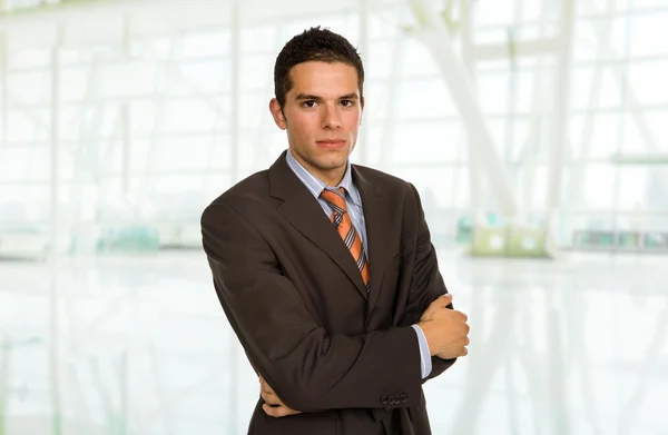 Porträt eines jungen Geschäftsmannes im Büro — Stockfoto