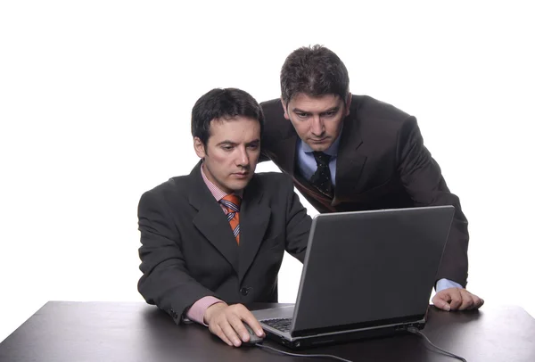 Zwei junge Geschäftsleute arbeiten mit Laptop — Stockfoto