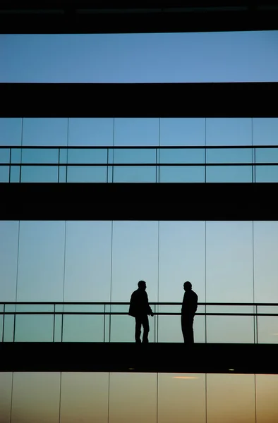 Jóvenes hombres de negocios en el edificio de oficinas —  Fotos de Stock