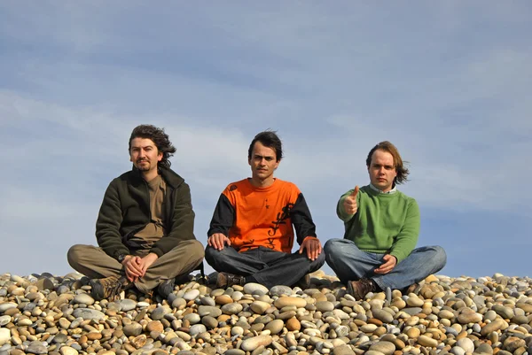 Három alkalmi fiatal férfiak a strandon — Stock Fotó