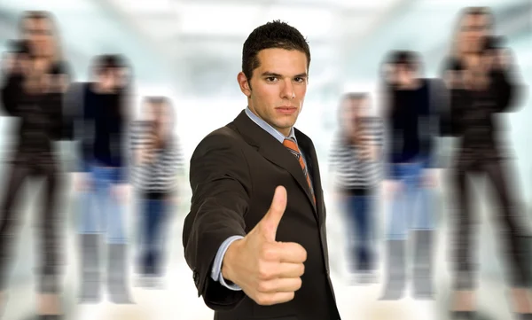 Молодий бізнесмен йде великий палець вгору — стокове фото