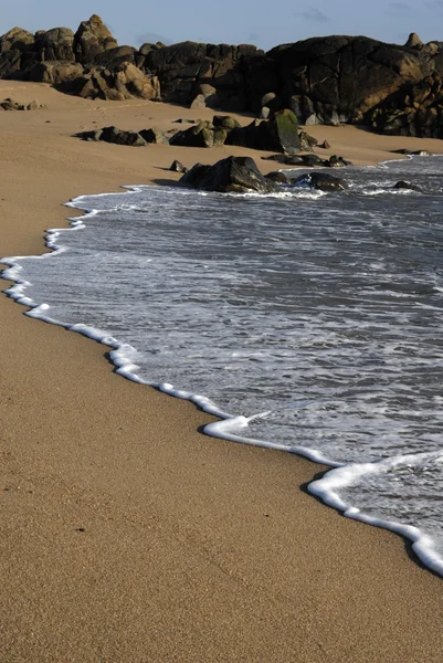 Biały fala w piasku na plaży — Zdjęcie stockowe