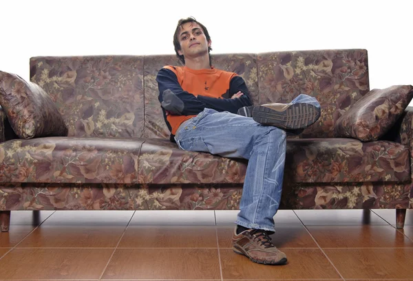 Retrato de hombre casual joven en un sofá — Foto de Stock