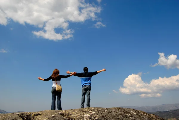 Jeune couple au sommet de la montagne — Photo