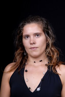 genç bir kadın kılığında