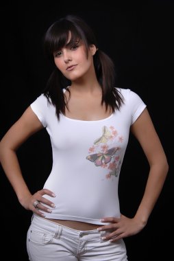 genç kadın siyah arka planda poz