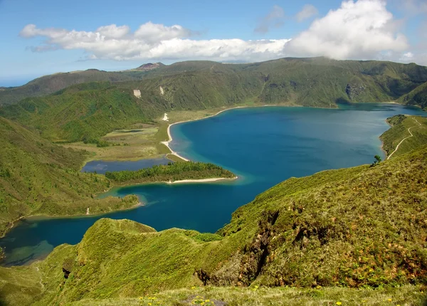 Lago delle Azzorre in montagna — Foto Stock