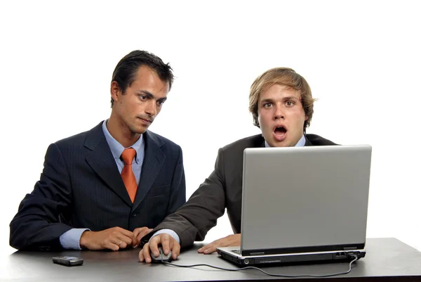 Gelangweilte zwei junge Geschäftsleute, die mit Laptop arbeiten — Stockfoto