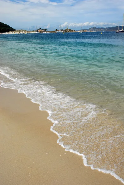 Boten op het strand, Spaans eiland van cies — Stockfoto