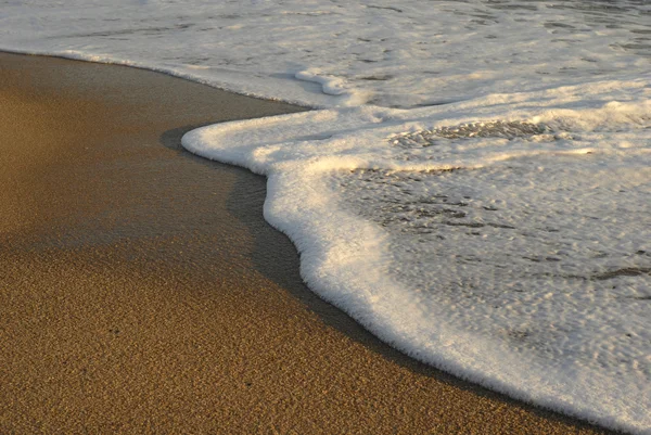 Onda na areia na praia — Fotografia de Stock