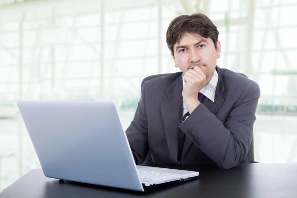 Joven hombre de negocios que trabaja con es portátil — Foto de Stock