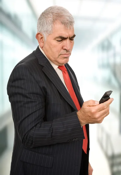 Reifer Geschäftsmann am Telefon — Stockfoto