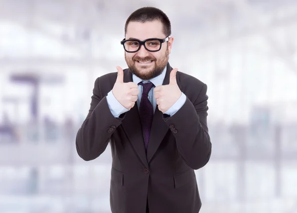 Joven hombre de negocios tonto va pulgares hacia arriba — Foto de Stock