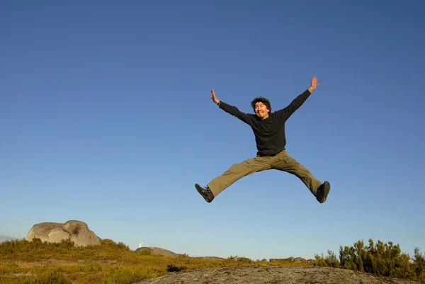 Young man jumps high — Stock Photo, Image