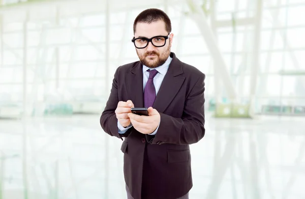 Jonge zakenman op zoek naar zijn telefoon — Stockfoto