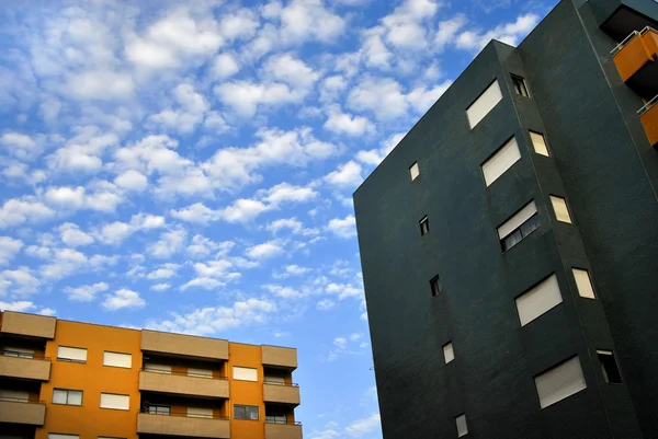 Dwa budynki i chmury — Zdjęcie stockowe