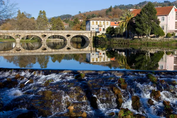 Ancien pont et village d'Arcos de Valdevez — Photo