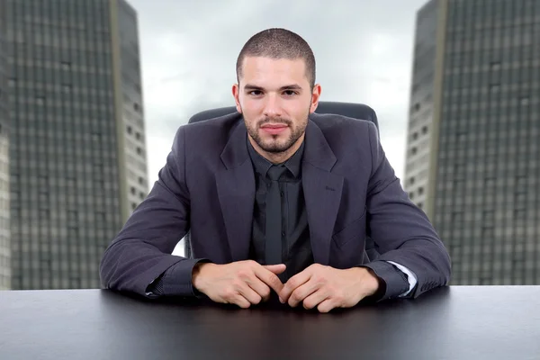 Jovem homem de negócios em uma mesa no escritório — Fotografia de Stock