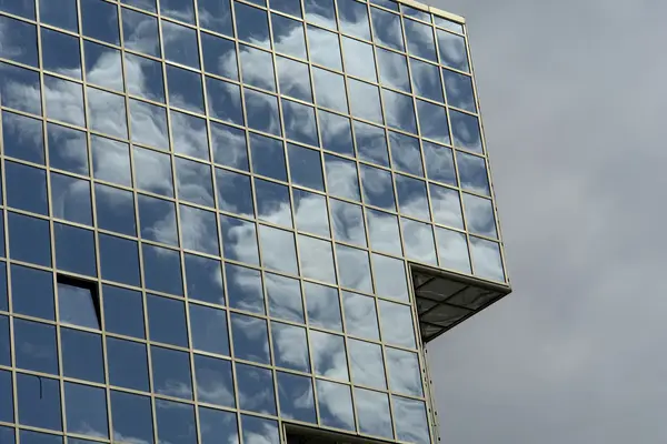 Edifício de escritórios moderno — Fotografia de Stock