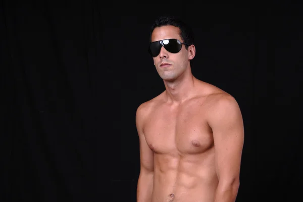 Обнажённая мужская модель в солнцезащитных очках — стоковое фото