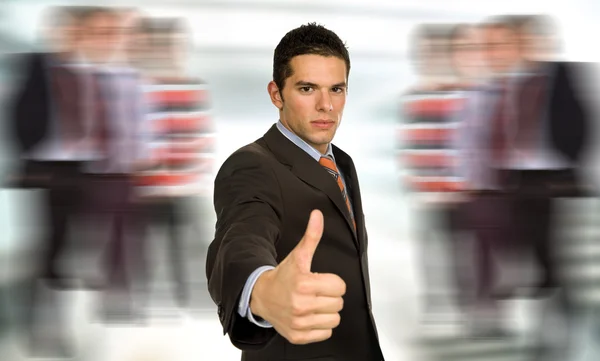 Joven hombre de negocios va pulgar hacia arriba — Foto de Stock