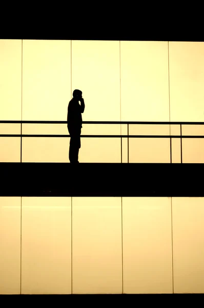 Mannen inne i byggnaden — Stockfoto