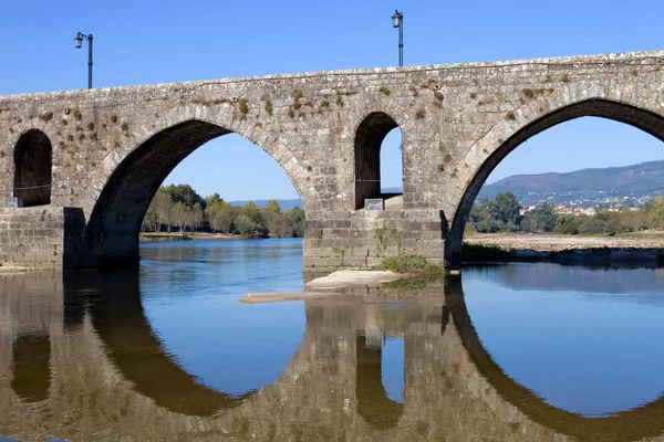 Romaren överbryggar över ponte de lima — Stockfoto