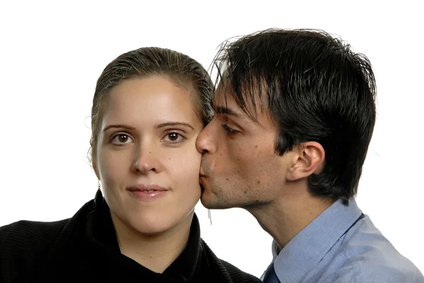 对年轻夫妇在一个吻 — 图库照片